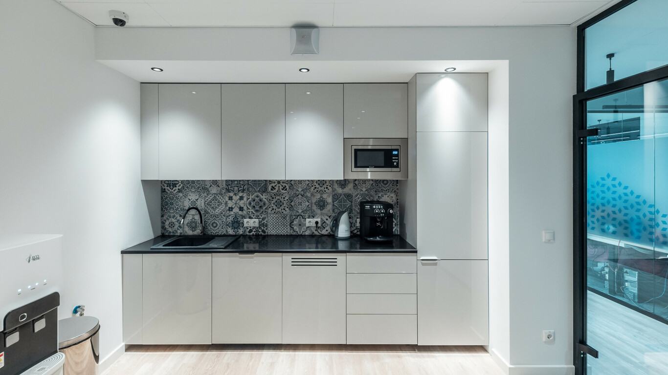 Nayada поставила офисную мебель в Фармгеоком – фото №12