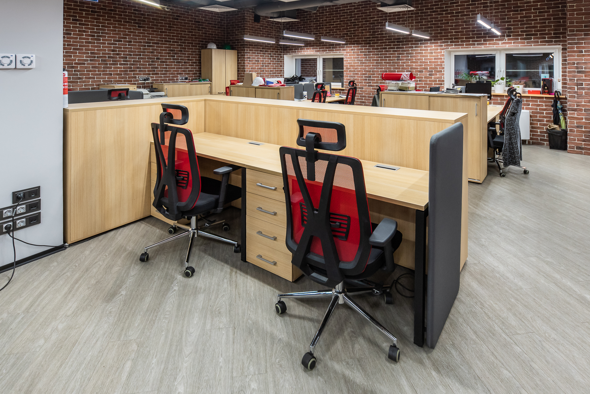 Офисные столы Lavoro с тумбами и креслами европейских брендов