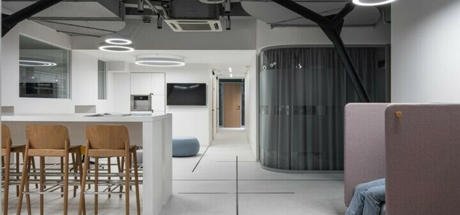 Nayada установила проектную мебель для Б. Браун