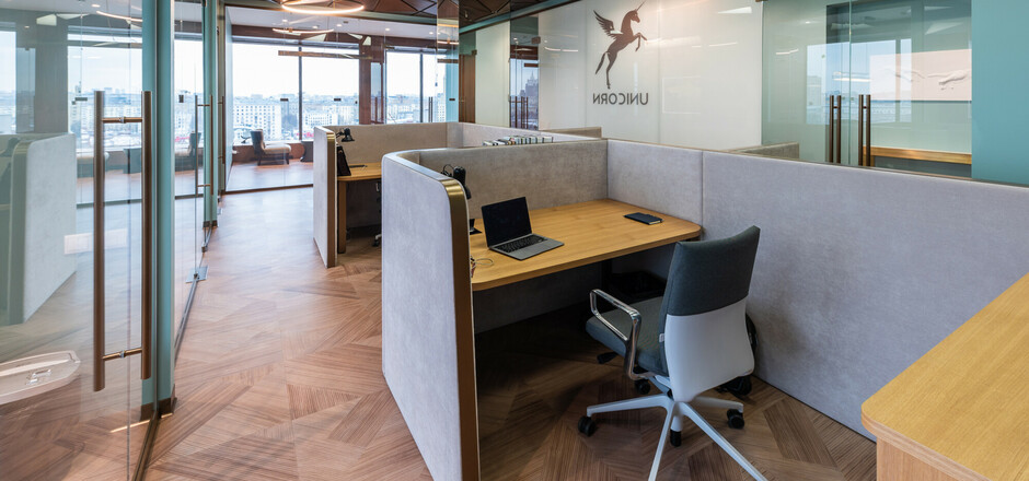 Nayada поставила проектную мебель в офис «Юникорн»